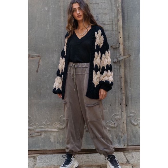 Black Beige Chunky Knit Ballon Sleeves Cardigan Sweater - Picture 9 of 13